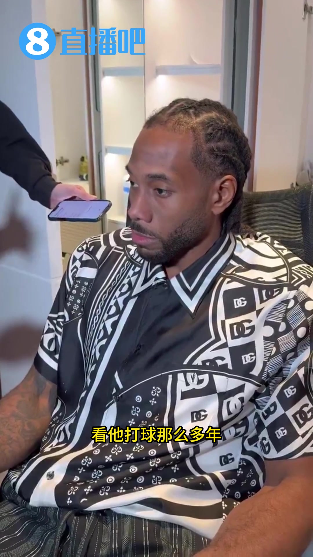 ag九游会亚洲真人第一品牌🤣更衣室霸凌?🐿️哈登“警告”小卡:你最好说点好话