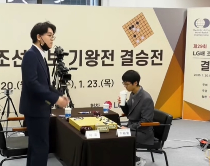 j9九游会老哥俱乐部交流韩媒:韩国棋院2月3日将进行紧急会议,商讨如何解决争议问题
