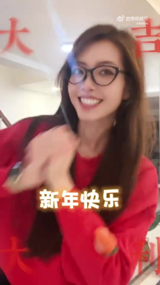 j9九游真人游戏第一平台希然初一拜年视频:新年红!超正红色卫衣沾喜气