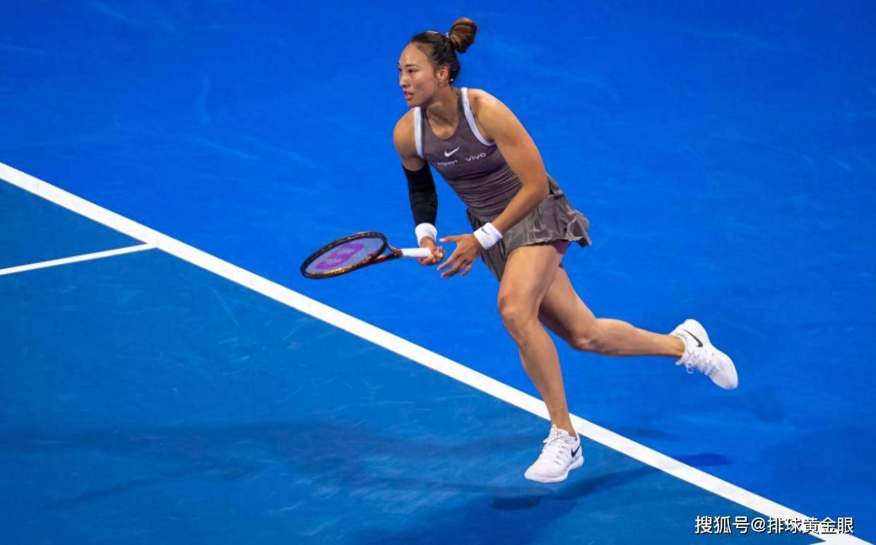 发球状态差是出局主因!郑钦文被观众倒喝彩,需加强打法的多样性