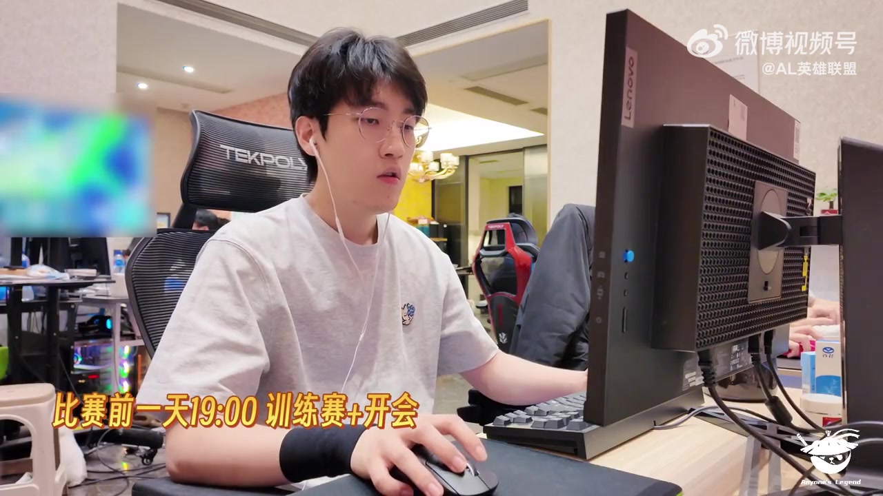 j9九游真人游戏第一平台AL发布赛场Vlog:赛前一天队伍疯狂讨论BP,Flandre亲戚线下观赛