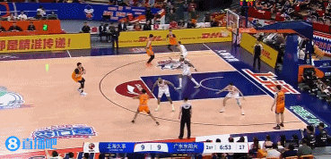 j9九游会老哥俱乐部交流👀开场5分12秒莫兰德被吹了4次犯规!直接朝裁判比收钱手势!