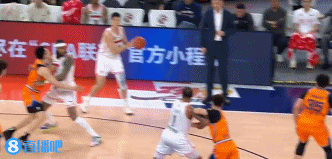 j9九游会老哥俱乐部交流👀开场5分12秒莫兰德被吹了4次犯规!直接朝裁判比收钱手势!