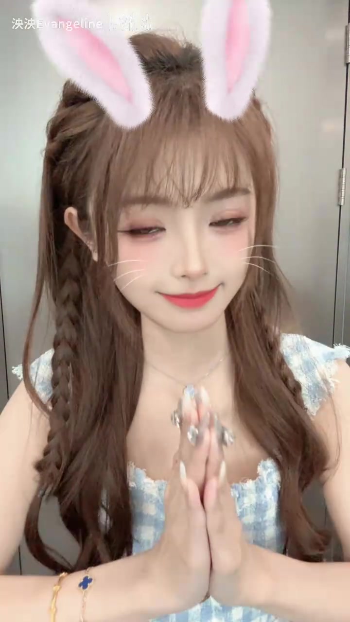 j9九游真人游戏第一平台互动女主持人泱泱分享跳舞视频：丘比特拜托拜托😍