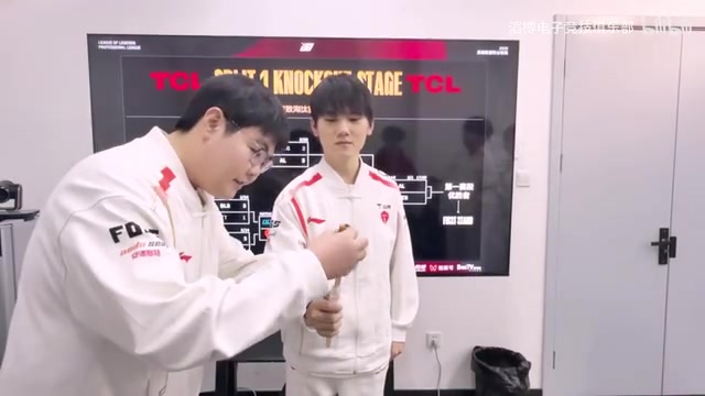 j9九游真人游戏第一品牌登录入口省流:五个串子!TES赛后整活 一人串一个糖葫芦 我们目标一串五!