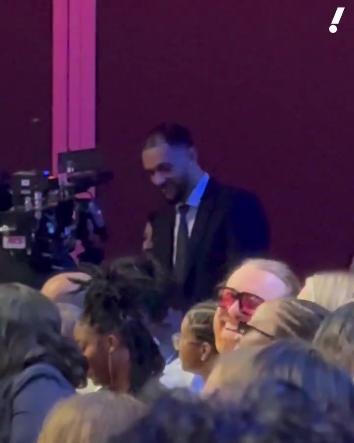 j9九游真人游戏第一平台😘“美国晴子”海莉被选中 下台时和男友萨格斯爱的亲亲~