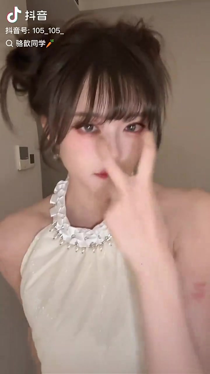 九游会j9官网真人游戏第一品牌驼子姐玩尬的确实一手！骆歆更新舞蹈视频：亲爱的网友 尼嚎 接电话！