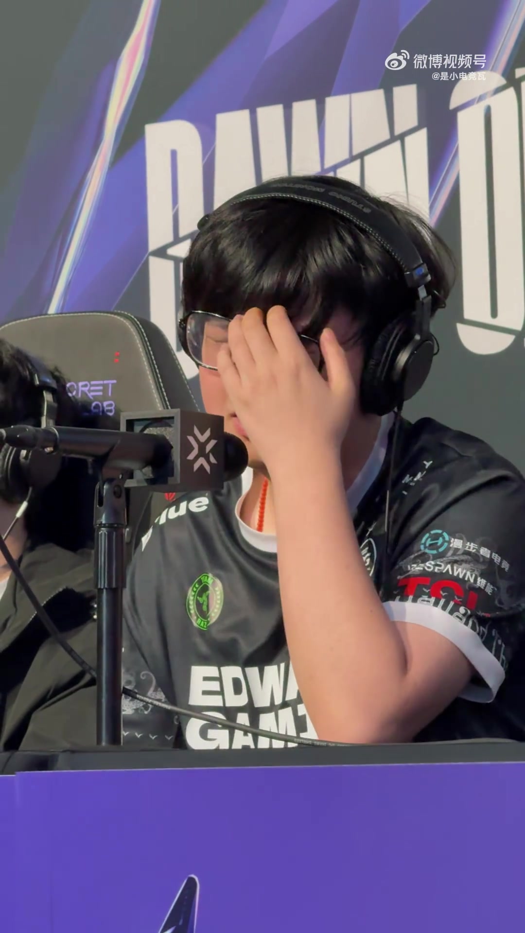 九游会·j9官方网站没有自信了😨康康歪头瘫坐电竞椅：第一次用这个鼠标 我应该做的更好