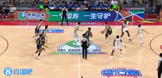 九游会·j9官方网站有点紧张？刘传兴跳球后跑错边😂 莫兰德顺下轻松上空篮！