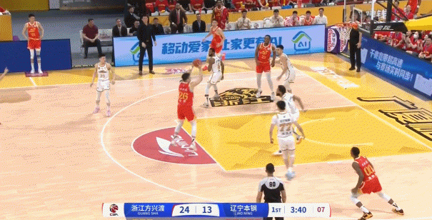 j9九游会老哥俱乐部交流冲劲十足!吴骁坚决攻击篮筐 转身顶开防守强攻上篮得手