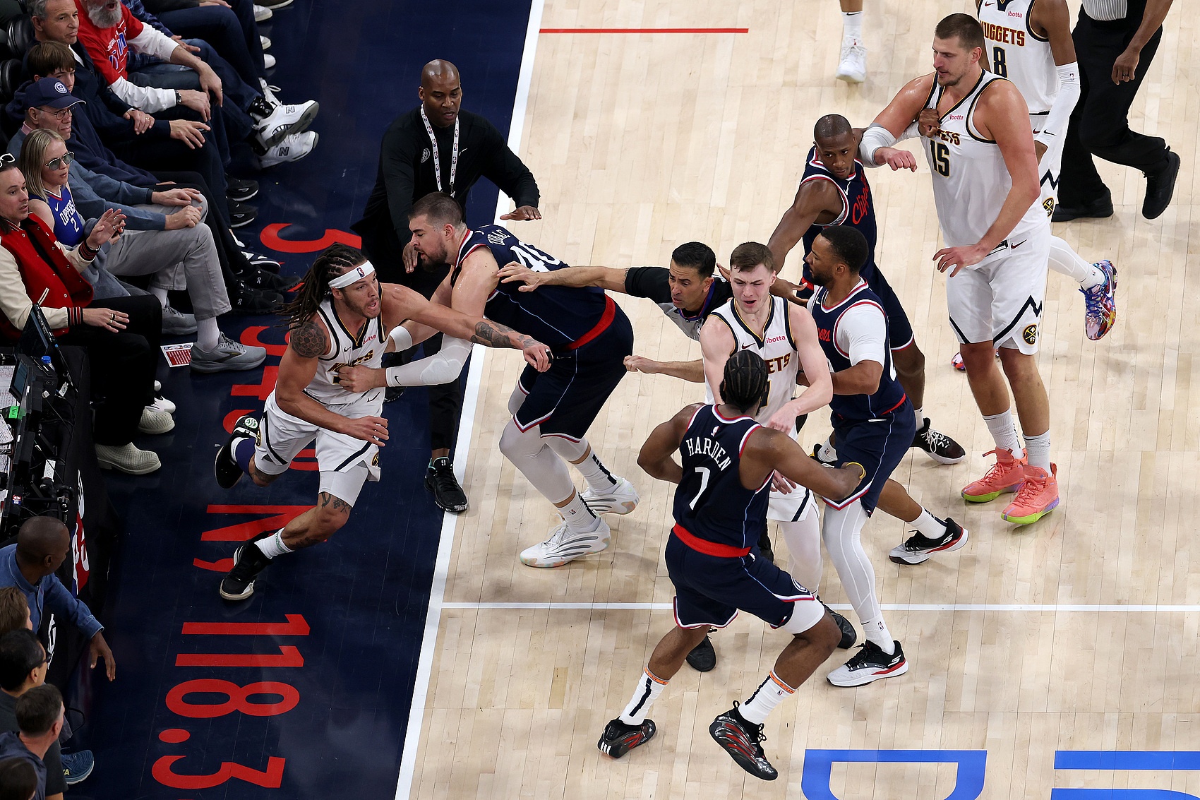 ag九游会亚洲真人第一品牌戈登：哈登对布劳恩有点火气 我不能让任何人欺负我的小兄弟