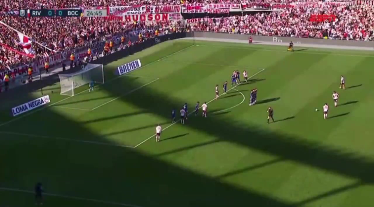 九游会·j9官方网站绝妙弧线💥阿根廷超级德比，17岁马斯坦托诺任意球破门直挂死角