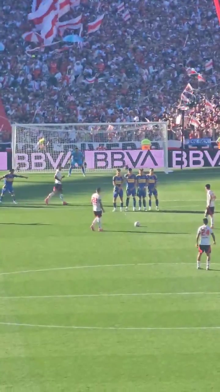 九游会·j9官方网站绝妙弧线💥阿根廷超级德比，17岁马斯坦托诺任意球破门直挂死角