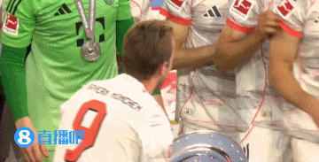 九游会j9官网真人游戏第一品牌不忘好兄弟👬凯恩将奖盘交给戴尔 后者同样是生涯首次获得冠军