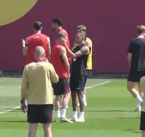 j9九游会老哥俱乐部交流神秘仪式🤣拉菲尼亚对费尔明扭扭耳朵、按摩太阳穴、拍拍脖子