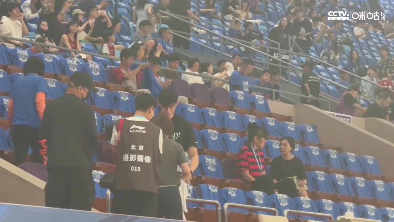 九游会j9官网真人游戏第一品牌早日康复🙏 曾凡博来到球馆为球队加油 已摆脱轮椅