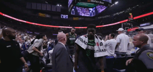 九游会·j9官方网站输球也不忘宠粉👍️爱德华兹赛后脱掉球衣 送给场边小球迷