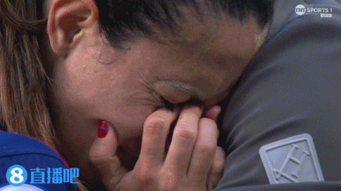 j9九游真人游戏第一品牌登录入口巴萨女足三连冠梦碎!邦马蒂赛后蹲在场上掩面痛哭