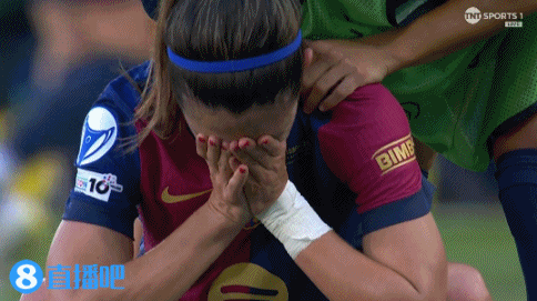j9九游真人游戏第一品牌登录入口巴萨女足三连冠梦碎!邦马蒂赛后蹲在场上掩面痛哭