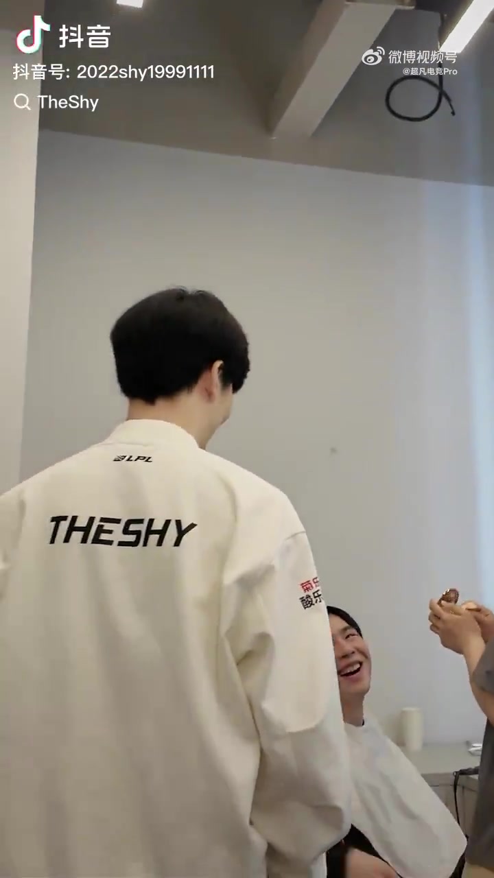 九游会j9官网真人游戏第一品牌TheShy赛后更新视频分享与Zdz后台见面视频：又见面咯！