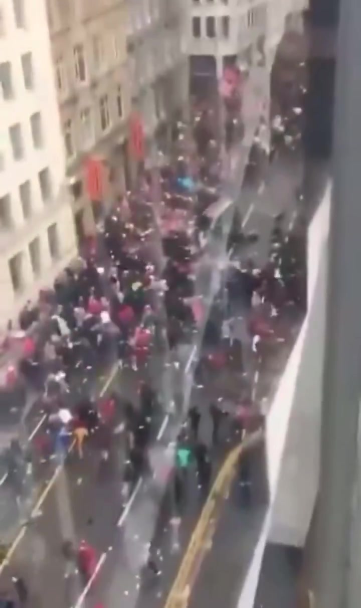 j9九游真人游戏第一品牌登录入口汽车冲撞球迷！利物浦官方：为受影响的人祈祷 将与警方保持联系