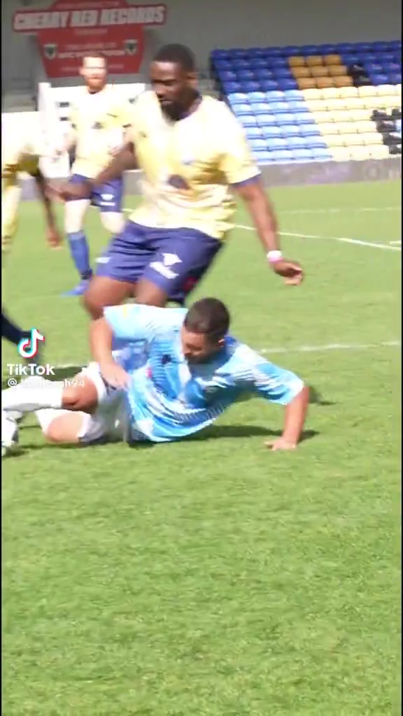 j9九游会官方登录胖了🥵34岁已退役的阿扎尔参加慈善赛，带球时不慎滑倒