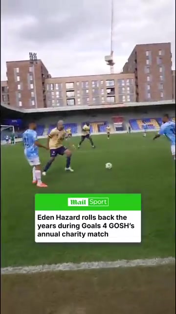 j9九游会官方登录胖了🥵34岁已退役的阿扎尔参加慈善赛，带球时不慎滑倒