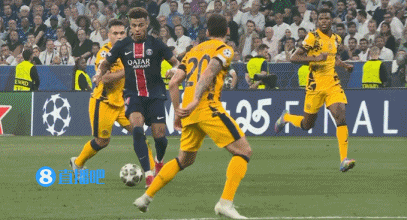 j9九游会老哥俱乐部交流门前危险不断!杜埃禁区外远射偏出底线