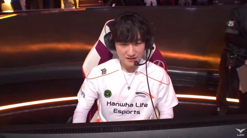 j9九游真人游戏第一平台赢完TES就知道夺冠了?HLE夺冠瞬间:平淡的说了句Nice