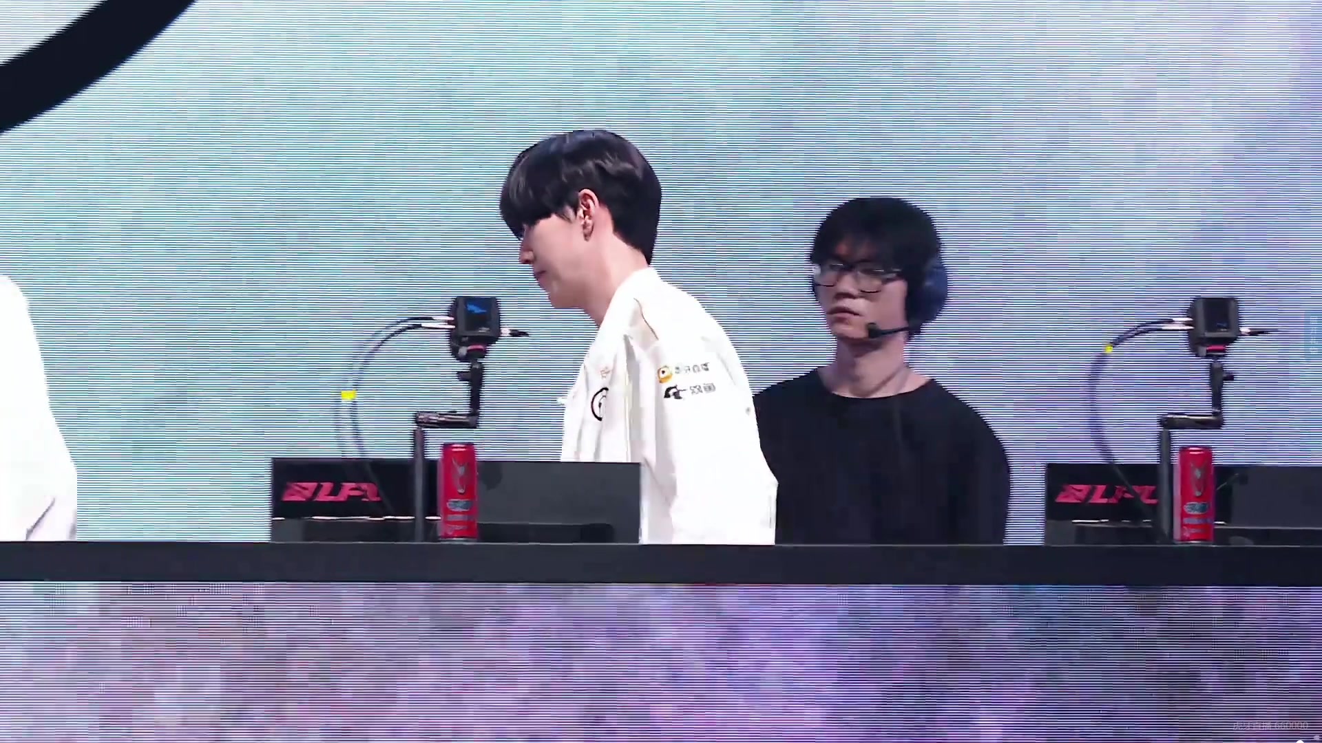 j9九游真人游戏第一平台赛后Theshy面无表情，Kid解说台上直接表示：这个状态面对BLG感觉有机会啊！