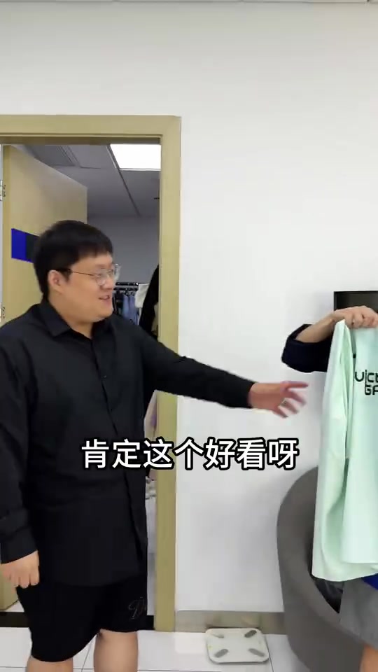 j9九游真人游戏第一平台解说米勒整活视频:今天这俩队服哪个好看一点?